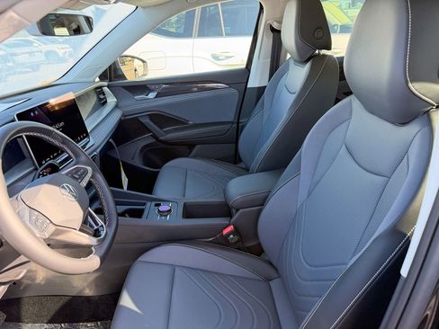 New 2026 Volkswagen Tiguan SE FWD image 12