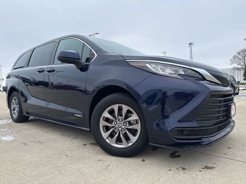 Used 2021 Toyota Sienna LE w/ LE Plus Package image 2