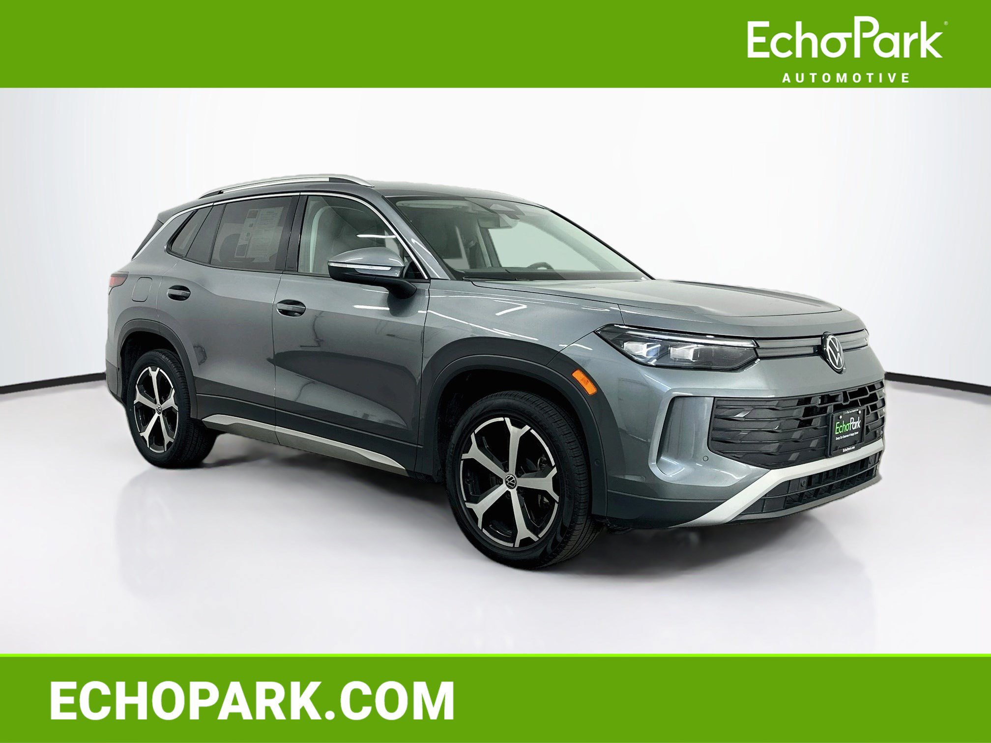 Used 2026 Volkswagen Tiguan SE AWD/4WD image 1