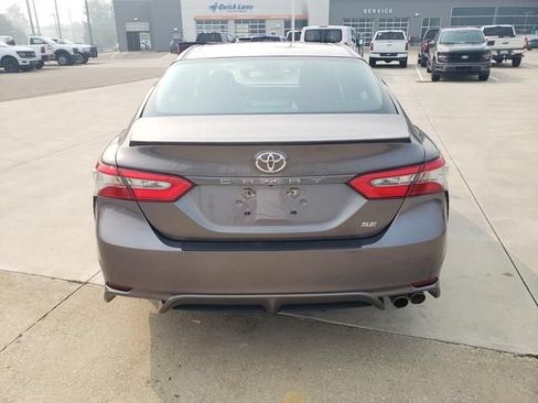 Used 2018 Toyota Camry SE FWD image 5
