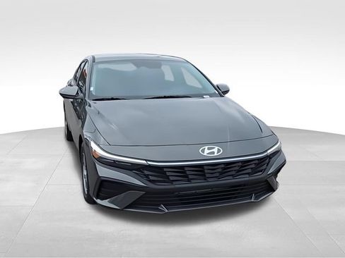 Used 2025 Hyundai Elantra SE FWD image 3