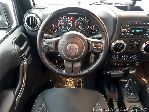 Used 2016 Jeep Wrangler Unlimited Sahara w/ Connectivity Group AWD/4WD image 12