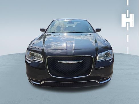 Used 2015 Chrysler 300 Limited RWD image 2
