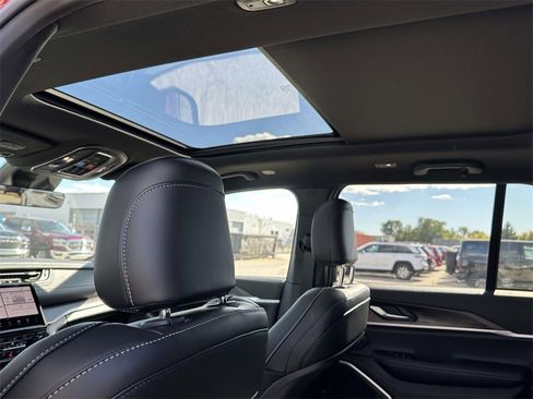 New 2025 Jeep Grand Cherokee Limited image 11