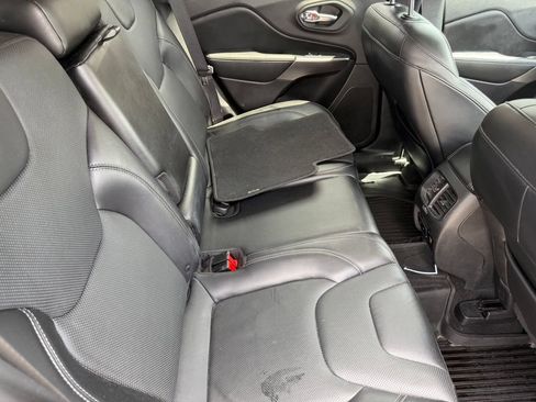 Used 2019 Jeep Cherokee Limited AWD/4WD image 18