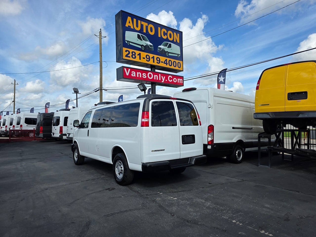 Used 2024 Chevrolet Express 3500 LS RWD image 2