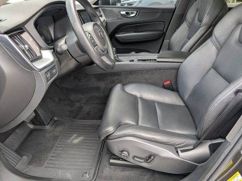 Used 2019 Volvo XC60 T5 Momentum w/ Multimedia Package image 20