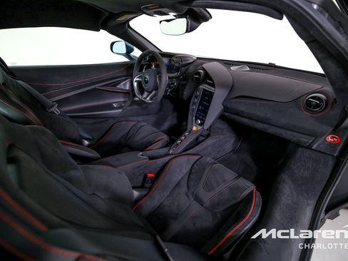 Used 2025 McLaren 750S RWD image 19