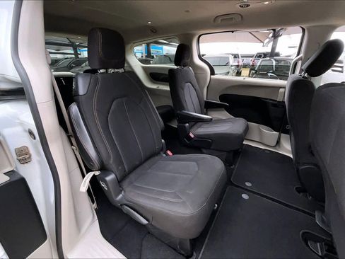 Used 2020 Chrysler Pacifica Touring FWD image 18