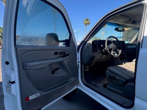Used 2005 Chevrolet Silverado 2500 LT w/ Heavy-Duty Power Package RWD image 9
