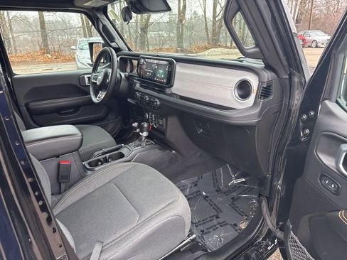 Used 2025 Jeep Wrangler Sahara image 14