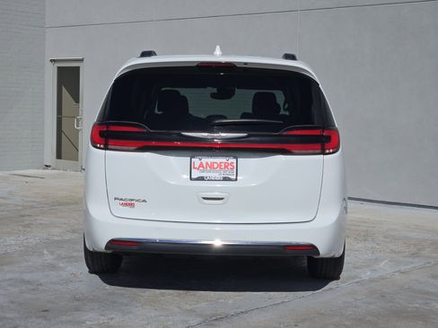 Used 2022 Chrysler Pacifica Touring-L image 7