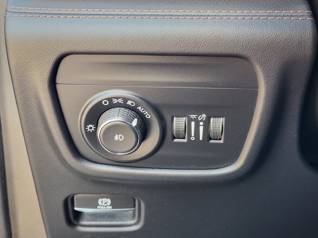 Used 2022 Jeep Grand Cherokee Summit AWD/4WD image 21