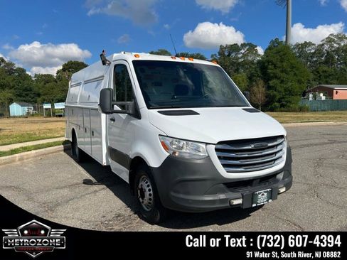 Used 2019 Freightliner Sprinter 3500 w/ Premium Package RWD image 3