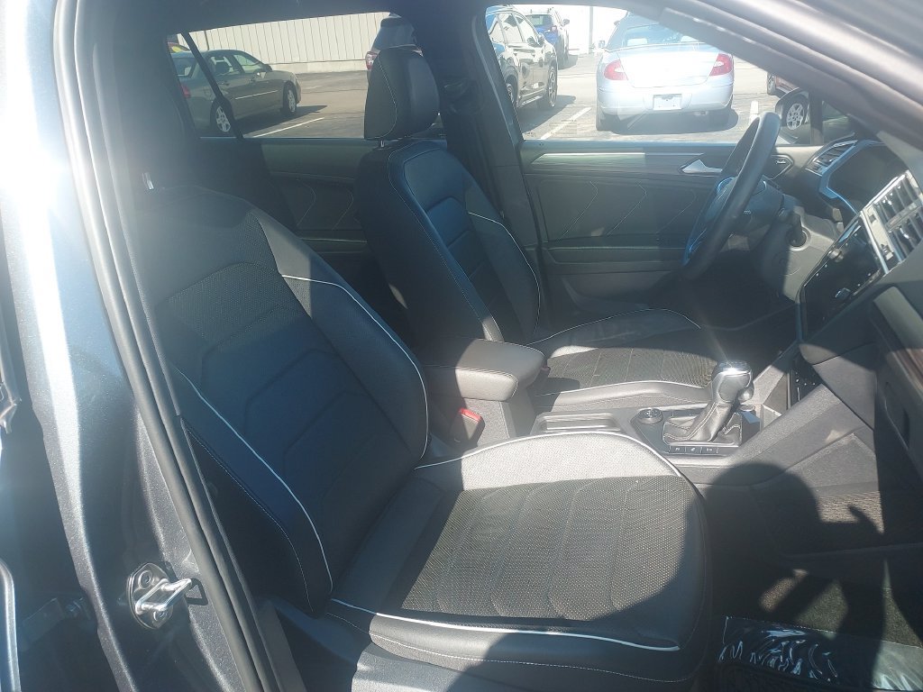 Used 2023 Volkswagen Tiguan SEL R-Line AWD/4WD image 34