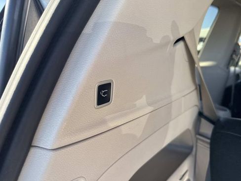 Used 2024 Chrysler Pacifica Touring-L FWD image 7