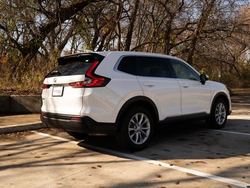 Used 2025 Honda CR-V EX image 9