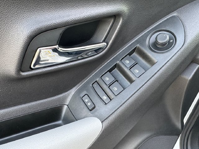 Used 2020 Chevrolet Trax LT w/ LT Convenience Package FWD image 5