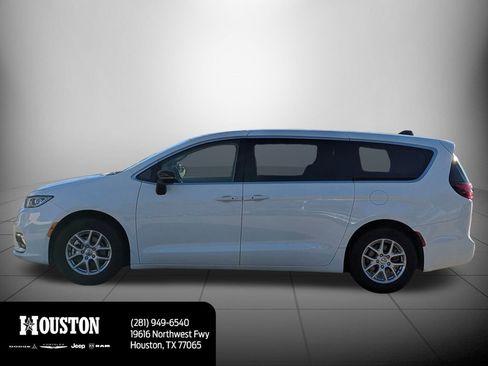 Used 2024 Chrysler Pacifica Touring-L image 6