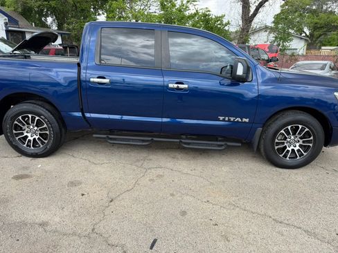 Used 2021 Nissan Titan SV w/ SV Convenience Package RWD image 3
