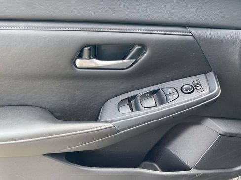 Used 2025 Nissan Sentra SV FWD image 15