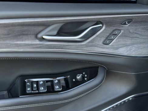 Used 2023 Jeep Grand Cherokee Overland w/ Advanced Protech Group III image 20