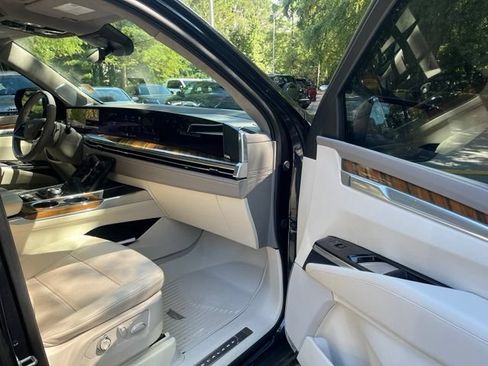 Used 2025 Cadillac Escalade Sport Platinum w/ LPO, ONYX Package AWD/4WD image 10