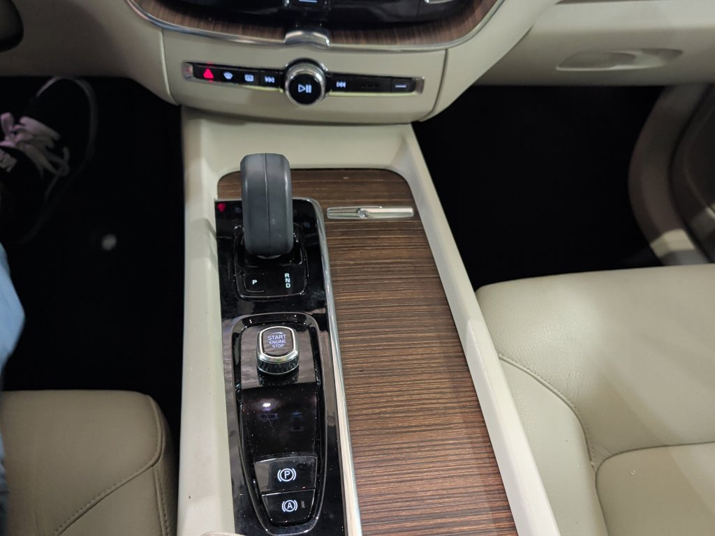Used 2022 Volvo XC60 B5 Momentum w/ Climate Package FWD image 18