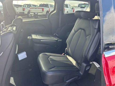 New 2026 Chrysler Pacifica Select image 31