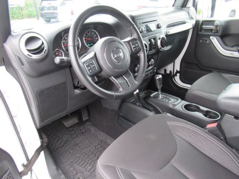 Used 2018 Jeep Wrangler Unlimited Sahara w/ Connectivity Group AWD/4WD image 16