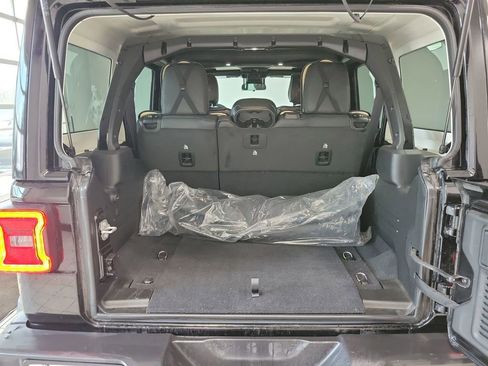 Used 2024 Jeep Wrangler Sahara image 9