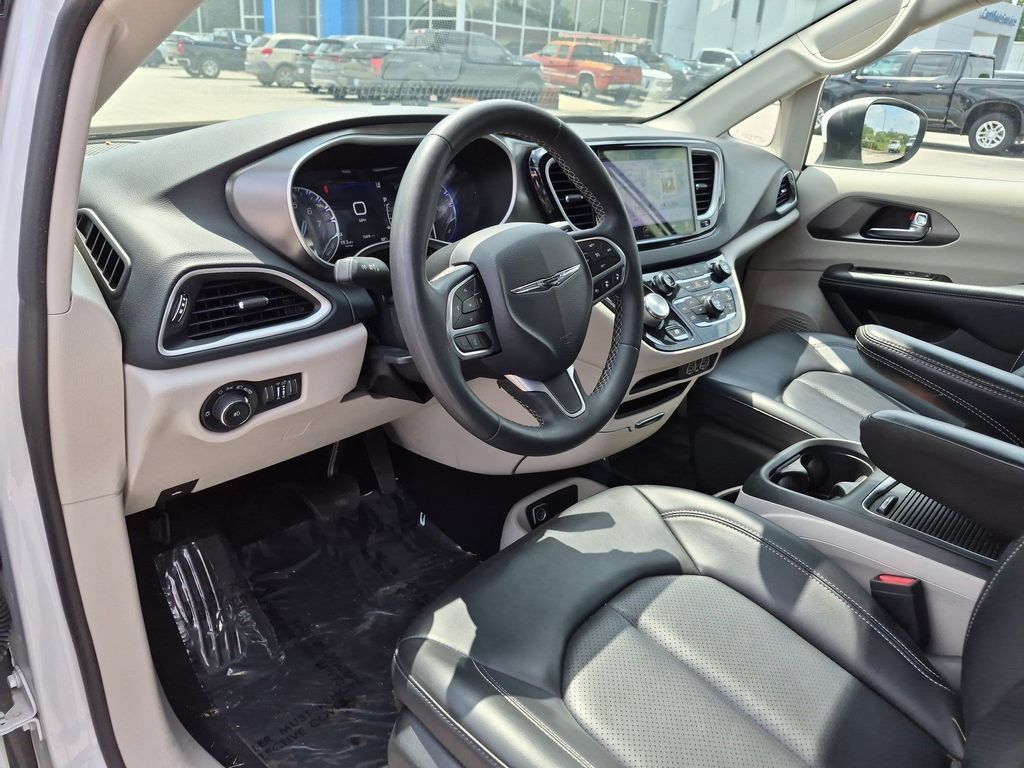 Used 2023 Chrysler Pacifica Touring-L FWD image 18