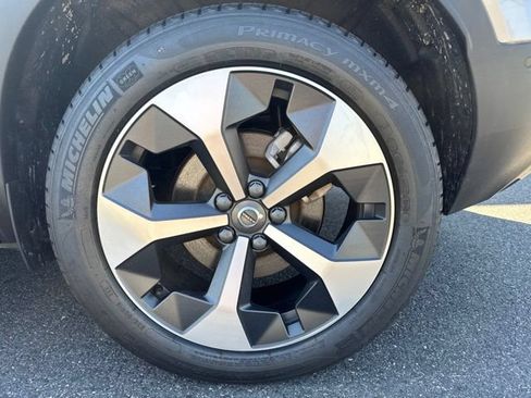 Certified 2025 Volvo XC40 B5 Plus AWD/4WD image 9