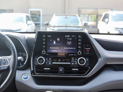 Used 2021 Toyota Highlander XLE AWD/4WD image 19