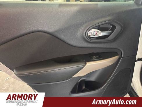 Used 2017 Jeep Cherokee Latitude image 23