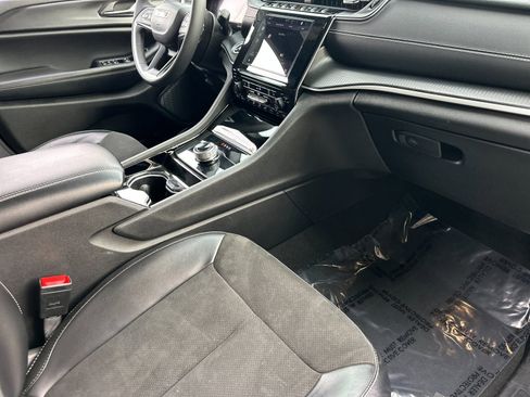 Used 2023 Jeep Grand Cherokee Altitude RWD image 15