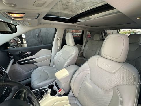 Used 2019 Jeep Cherokee Limited image 8