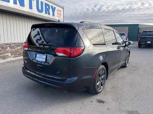 Used 2020 Chrysler Pacifica Touring-L w/ S Appearance Package image 16