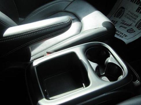 Certified 2025 Chrysler Pacifica Select FWD image 16