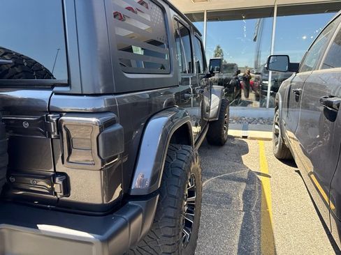 Used 2019 Jeep Wrangler Unlimited Sahara AWD/4WD image 7