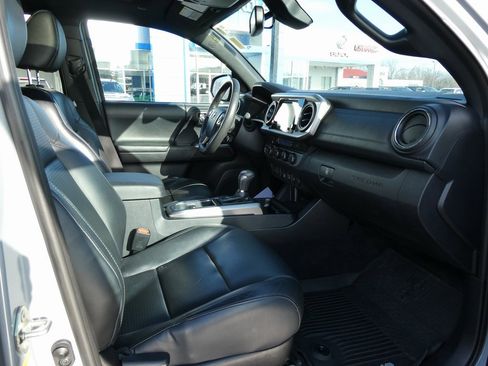 Used 2019 Toyota Tacoma Limited image 17