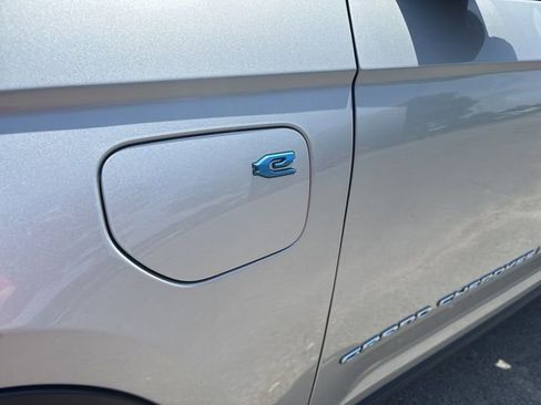 Used 2024 Jeep Grand Cherokee Limited 4xe image 9