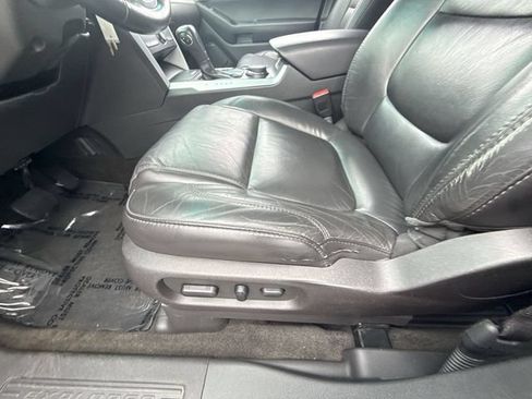Used 2014 Ford Explorer XLT w/ Equipment Group 202A AWD/4WD image 12