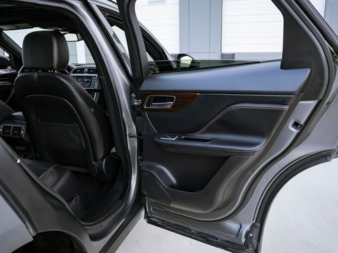 Used 2017 Jaguar F-PACE Prestige image 25