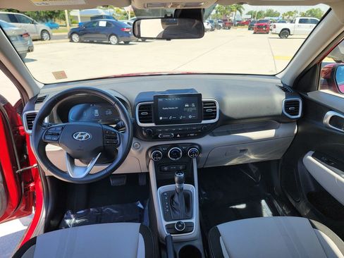 Used 2025 Hyundai Venue SEL FWD image 16