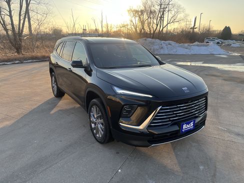 Used 2025 Buick Enclave Preferred image 8