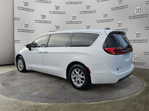 Used 2024 Chrysler Pacifica Touring-L image 3