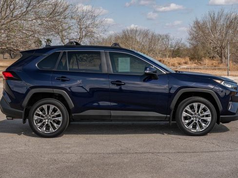 Used 2021 Toyota RAV4 XLE Premium image 8