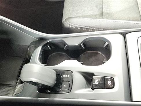 Used 2024 Volvo XC40 B5 Core image 16