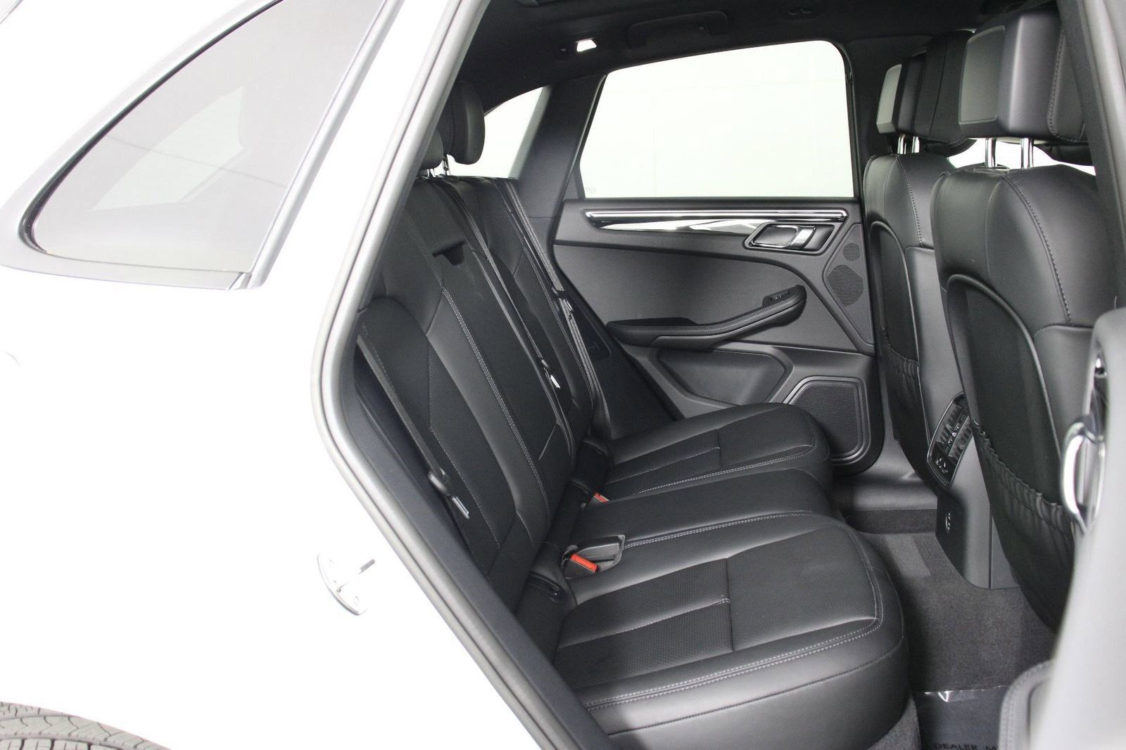 Certified 2026 Porsche Macan AWD/4WD image 32